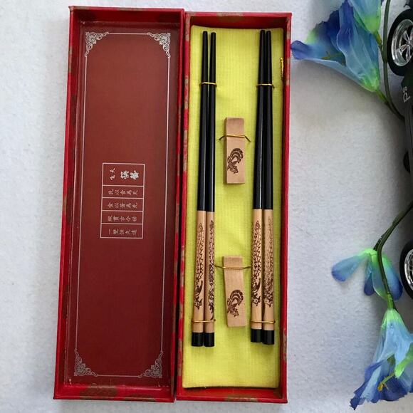 Chopsticks New In Box 2 Pairs with Rest - Picture 3 of 4